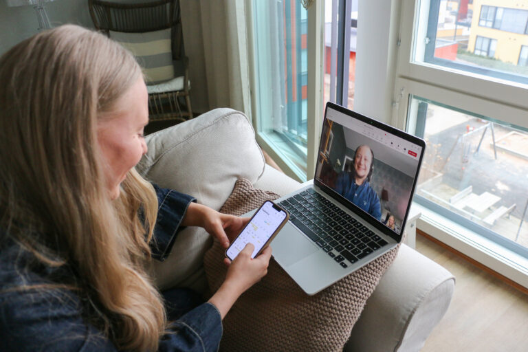 Loppuvaiheen opiskelija Iina ja vapaaehtoinen Jael tapaavat videoyhteydellä.